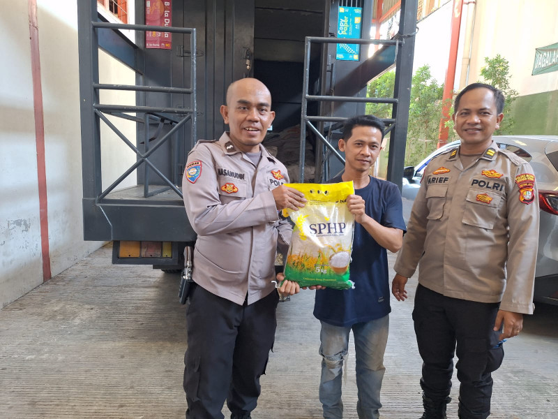 Polsek Metro Penjaringan Bersama Bulog Gelar Gerakan Pangan Murah Sediakan Beras SPHP Untuk Warga