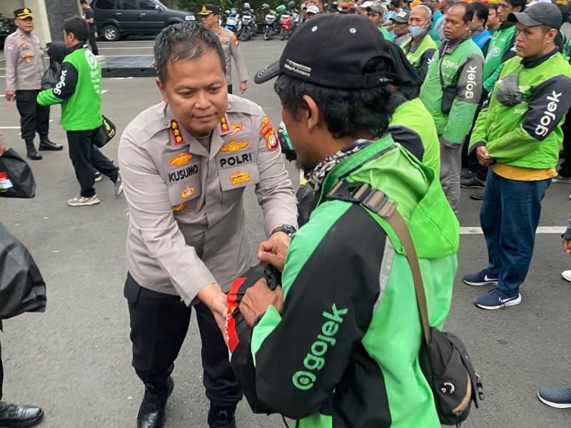 Jumat Berkah Polres Metro Bekasi Kota, 100 Paket Sembako Dibagikan untuk Ojol dan Warga
