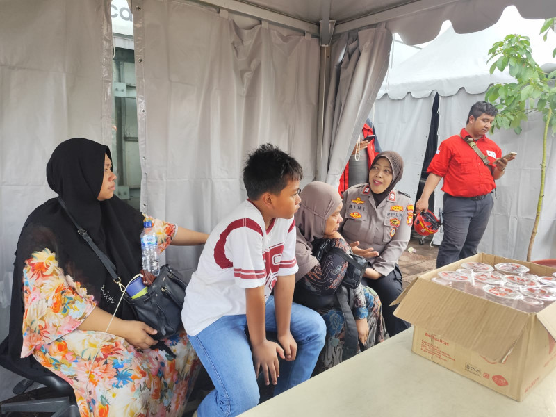 Polwan Dampingi Keluarga Korban Kecelakaan Kereta di Bekasi Timur