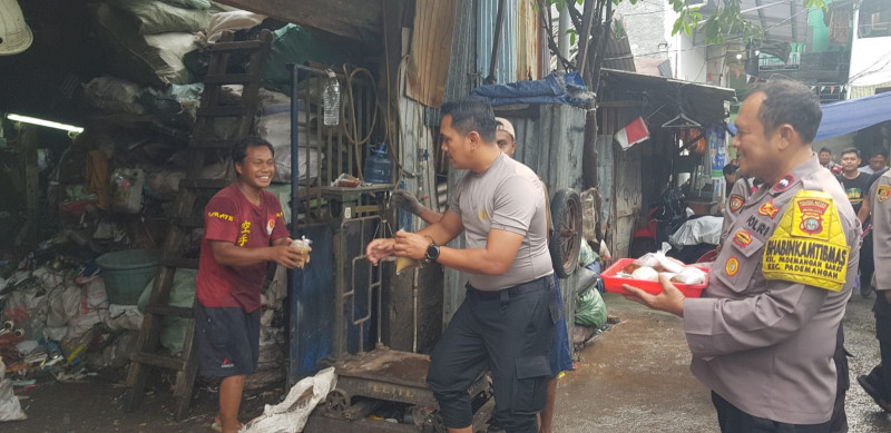 Polsek Pademangan Bagikan Takjil Ramadhan Lewat Program Jaga Jakarta, Pererat Kedekatan dengan Warga