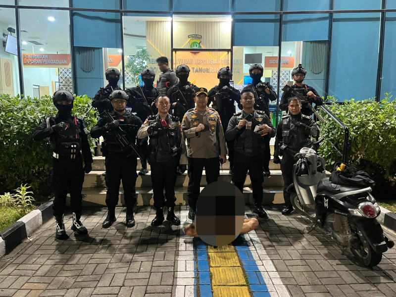 Satbrimob Polda Metro Jaya dan Tim Presisi Polres Metro Tangerang Kota Tangkap Pengendara Scoopy Pembawa Tembakau Sintetis