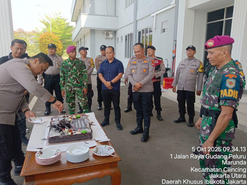 Polres Metro Jakut dan Polsek Cilincing Beri Kejutan Ulang Tahun Ke 80 untuk Prajurit TNI di Mako Pasmar l Marunda