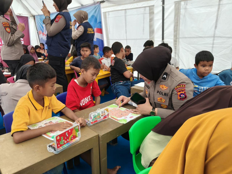 Trauma Healing Polri: Dukung Psikologis Bagi Anak Korban Banjir Bandang di Padang Pariaman