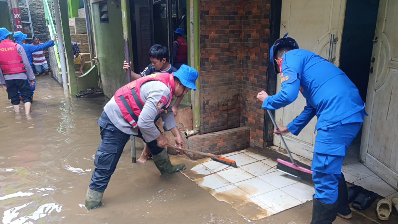 Tim SAR Ditpolairud Polda Metro Jaya Bersihkan Rumah dan Mushola Terdampak Banjir di Kebon Pala