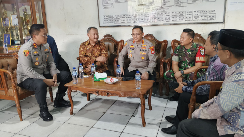 Perkuat Sinergi dan Kedekatan dengan Warga, On The Spot Kapolres Metro Jakut  di Muara Baru Bagikan Sembako hingga Sambangi TPA Al-Qur'an