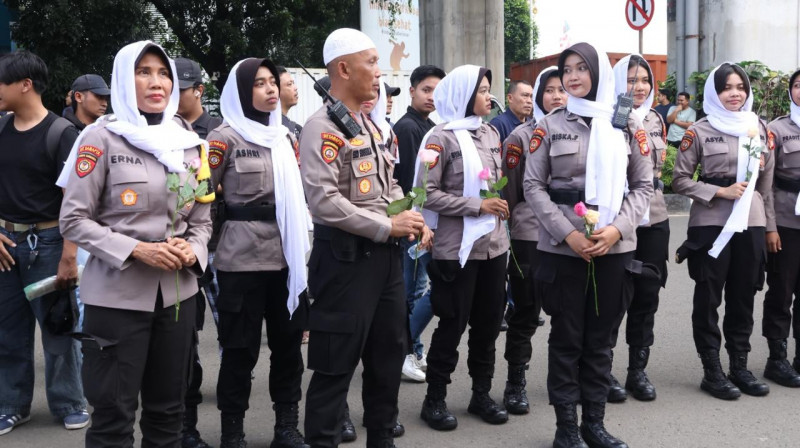 Sejukkan Ramadhan, Polda Metro Jaya Kedepankan Pendekatan Humanis dan Tim Sholawat dalam Pelayanan Penyampaian Aspirasi Mahasiswa