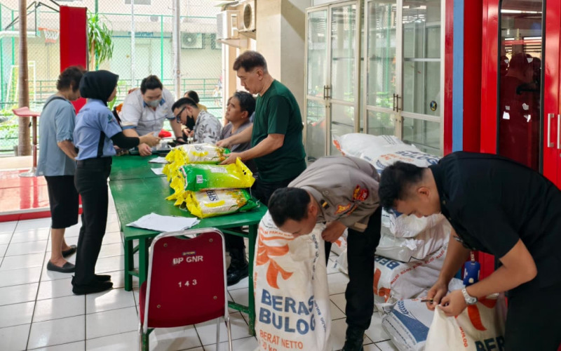 Polsek Kelapa Gading dan Bulog Gelar Gerakan Pangan Murah, Warga Antusias Dapatkan Beras SPHP Terjangkau