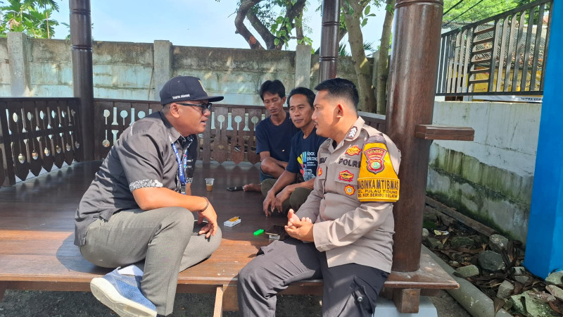 Bhabinkamtibmas Pulau Tidung Sambang Warga, Sosialisasikan Layanan Polri 110 dan Himbau Cegah Paham Radikal