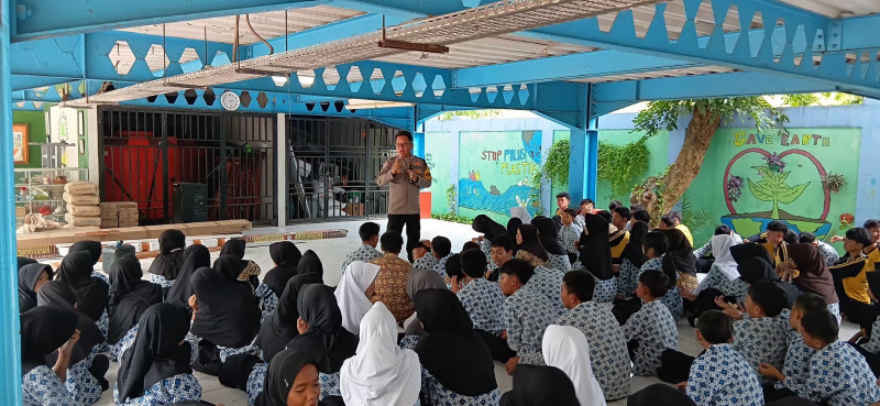 Tanamkan Karakter dan Budaya 5S, Bhabinkamtibmas Pulau Untung Jawa Ajak Siswa SMPN 285 Jadi Pelopor Kamtibmas