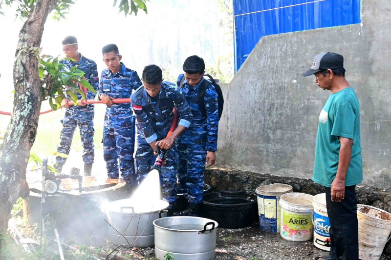Setetes Kepedulian Ditengah Kemarau, Lanud Sjamsudin Noor Kembali Hadir Salurkan Air Bersih Untuk Warga