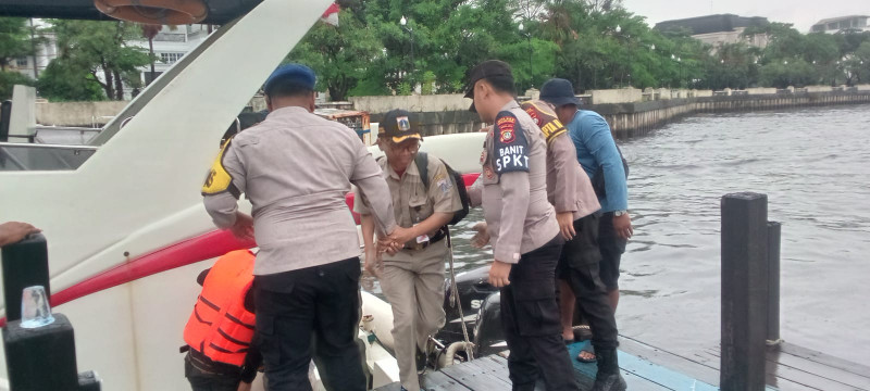 Polres Kepulauan Seribu Amankan Kedatangan Kapal di Marina Ancol, Petugas Bantu Penumpang dan Pastikan Keselamatan