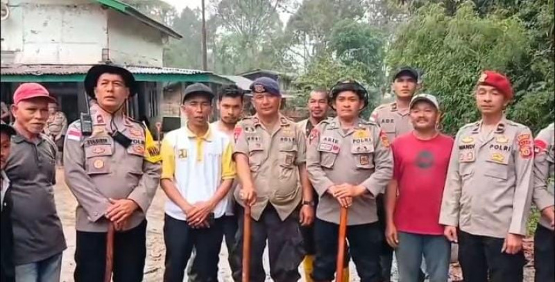 Di Tengah Lumpur dan Harapan, Polri Bersama Warga Buka Akses Jalan Kampung Setie Pascabencana