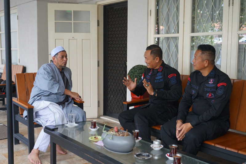 Menebar Kepedulian Brimob Polda Metro Jaya Jalin Silaturahmi Ke Kediaman Habib Ali Kwitang Berbagi Melalui Majlis Ta'lim Al Habib Ali Alhabsyi