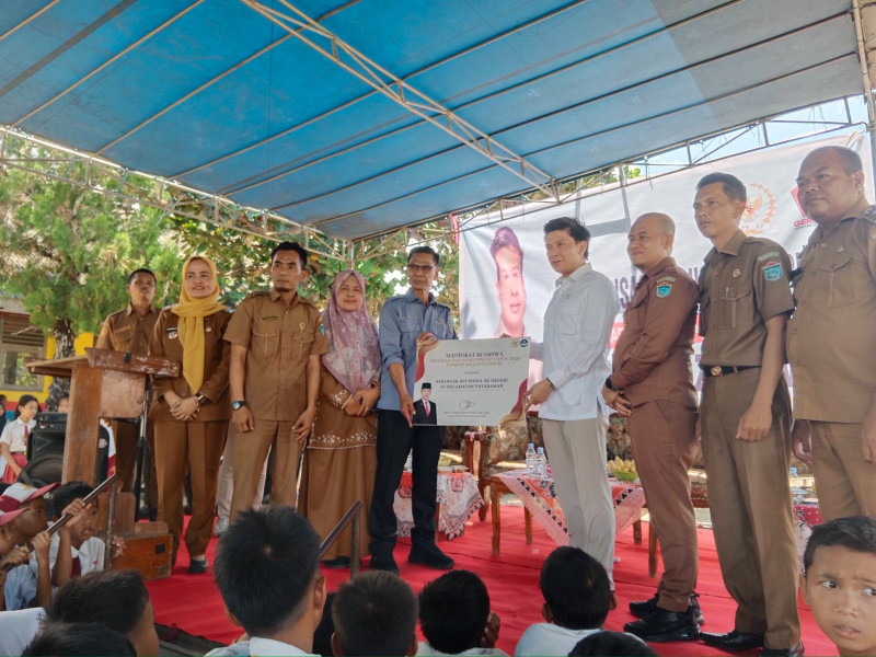 Legislator Partai Gerindra Serahkan Program Indonesia Pintar kepada Siswa di Ogan ILir