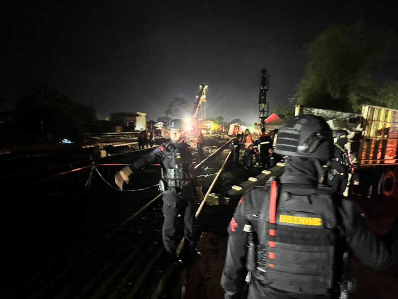 Brimob Polda Metro Jaya Amankan Lokasi Kereta Anjlok di Kedung Waringin Bekasi