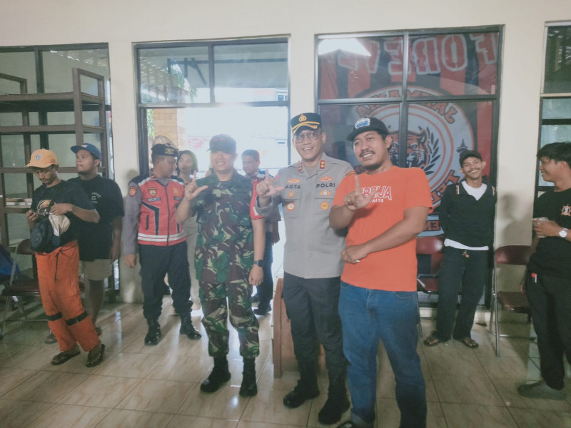 Ratusan Jak Mania Nobar Persija vs Persip Bandung di Pejagalan, Polisi dan TNI Jaga Situasi Tetap Kondusif