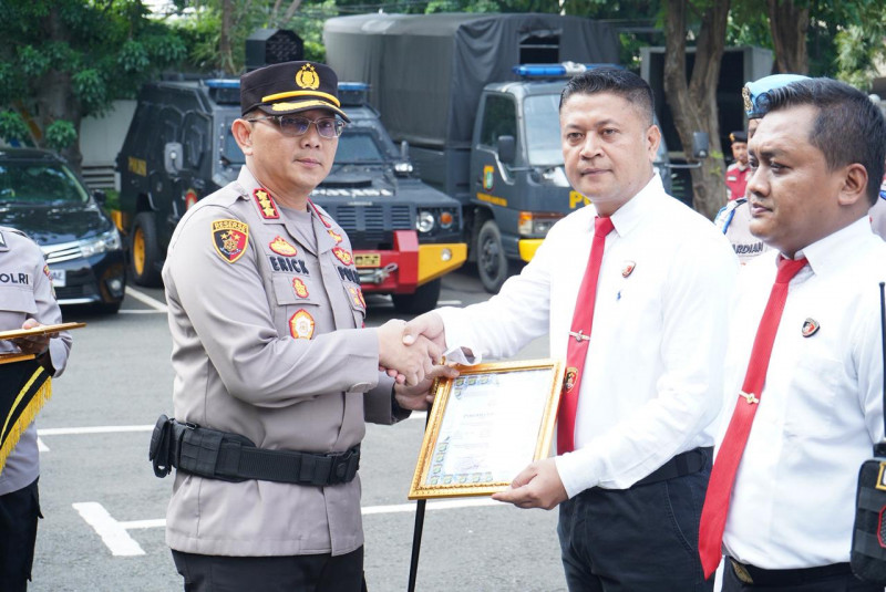 Kapolres Metro Jakarta Utara Pimpin Apel Pagi, Beri Penghargaan Anggota Berprestasi