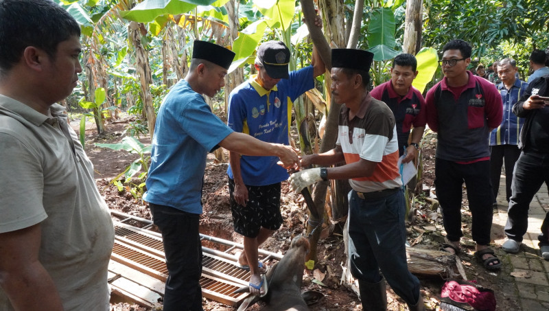 Kodim 0502/JU Salurkan dan Potong Hewan Kurban untuk Warga Jakarta Utara