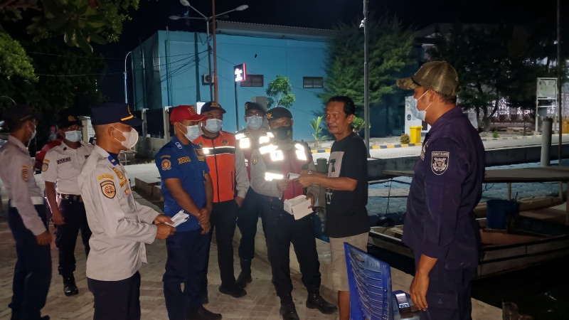 Antisipasi Abu Vulkanik Anak Krakatau, Polisi Bagikan Masker dan Sosialisasikan Layanan Polisi 110 kepada Warga