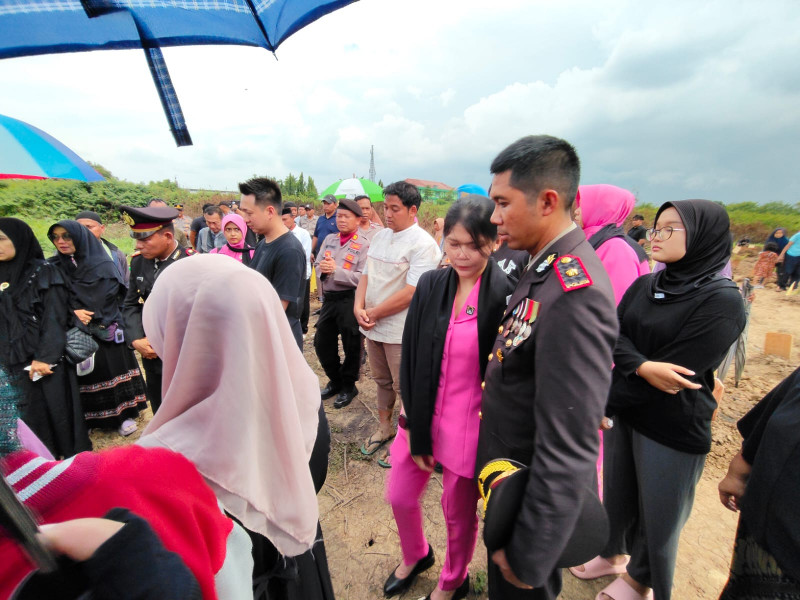 Kapolsek Kelapa Gading Gelar Upacara Kedinasan Pemakaman Aiptu Suwarto dengan Penuh Khidmat