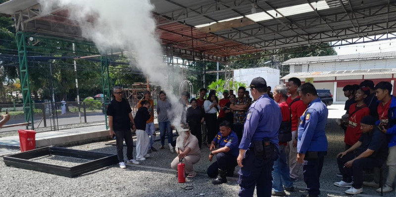 Tingkatkan Kewaspadaan Kebakaran, Polsek Bekasi Utara dan Damkar Beri Pelatihan APAR ke Pelaku Usaha Kuliner