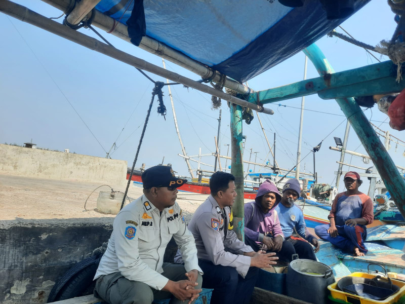 Bhabinkamtibmas Pulau Lancang Sambangi Nelayan Lewat Jakarta On The Spot, Sosialisasikan Layanan Polri 110