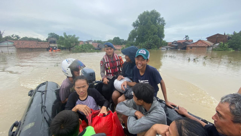 Brimob Polda Metro Jaya Sigap Evakuasi Warga Terdampak Banjir Kali Ulu Cikarang