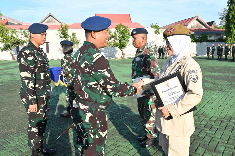 Mengakhiri Tugas dengan Kehormatan, Komandan Lanud Sjamsudin Noor Lepas Personel Terbaiknya