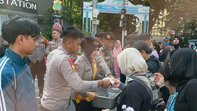 Polda Metro Jaya Gelar Randurlap, Bagikan Makanan Gratis di Bundaran HI