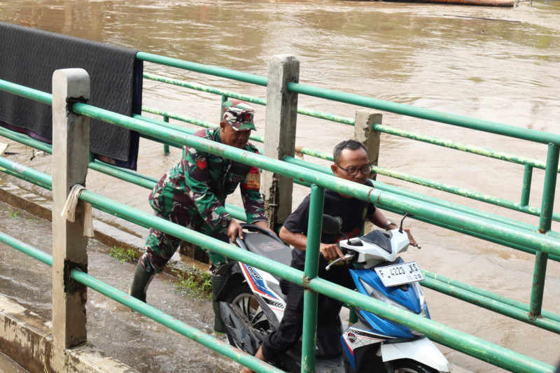 Kodim 0506/Tangerang Sigap Bantu Warga Terdampak Banjir di Cipondoh, Puluhan KK Dievakuasi