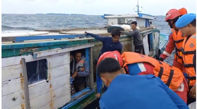 Detik-Detik Penyelamatan di Laut Utara Jakarta: KM Nabilah Bocor Dihantam Cuaca Buruk, Polisi Bergerak Cepat