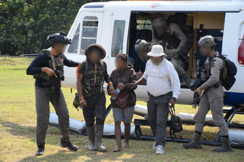 Satgas Kepolisian Ops Damai Cartenz-2026, Polres Mimika, dan Tokoh Masyarakat Berhasil Evakuasi Korban Sandera KKB dari Kampung Bela 1 ke Timika