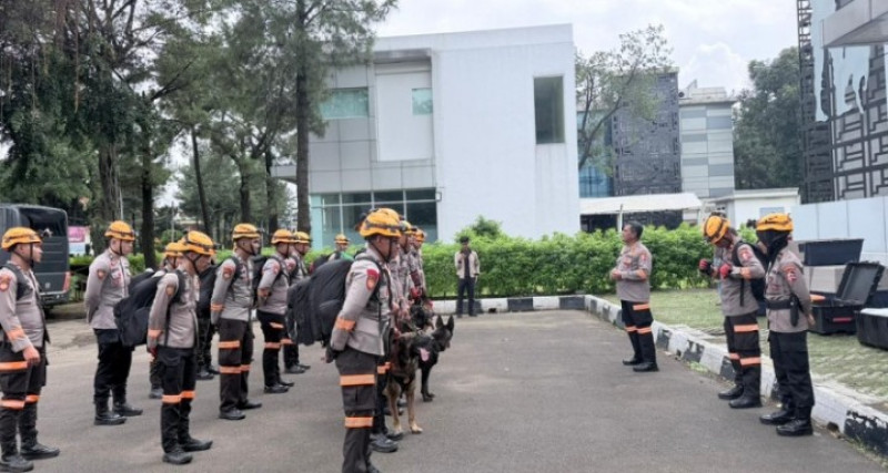 DEN K9 SAR DITPOLSATWA KORSABHARA BAHARKAM POLRI PERKUAT PENANGANAN BENCANA LONGSOR DI PASIRLANGU