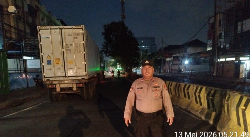 Respon Cepat Aduan Warga, Polisi Urai Kemacetan Truk Kontainer di Pluit Selatan Raya