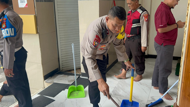 Polsek Koja Gelar Program Bang Jasri di Masjid Jami Miftahul Huda, Wujudkan Lingkungan Ibadah Bersih dan Nyaman