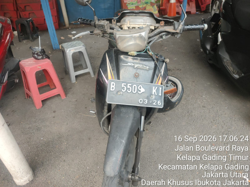 Mobil Diduga Serempet Pemotor Lalu Kabur, Polisi Langsung Evakuasi Korban