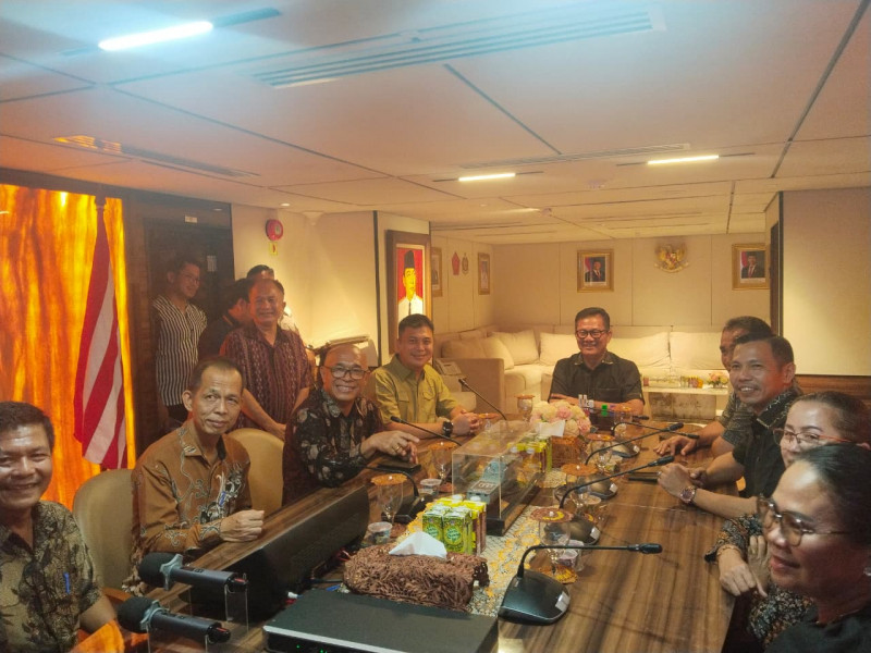 Usai Gelar Jamuan Makan Malam, Bupati Nias Selatan Didampingi Danlanal Nias Lakukan Kunjungan Kehormatan ke KRI Bung Karno-369