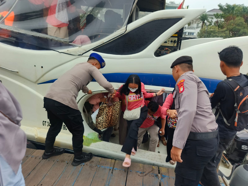 Polisi Baik Polres Kepulauan Seribu Bantu Penumpang Turun Tangan dari Kapal di Dermaga 16 Marina Ancol Pastikan Keselamatan dan Kenyamanan Wisatawan