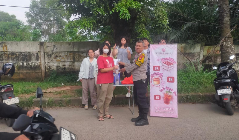 Sapa Jamaah di Jatisari, Bhabinkamtibmas Polsek Jatiasih Bagikan