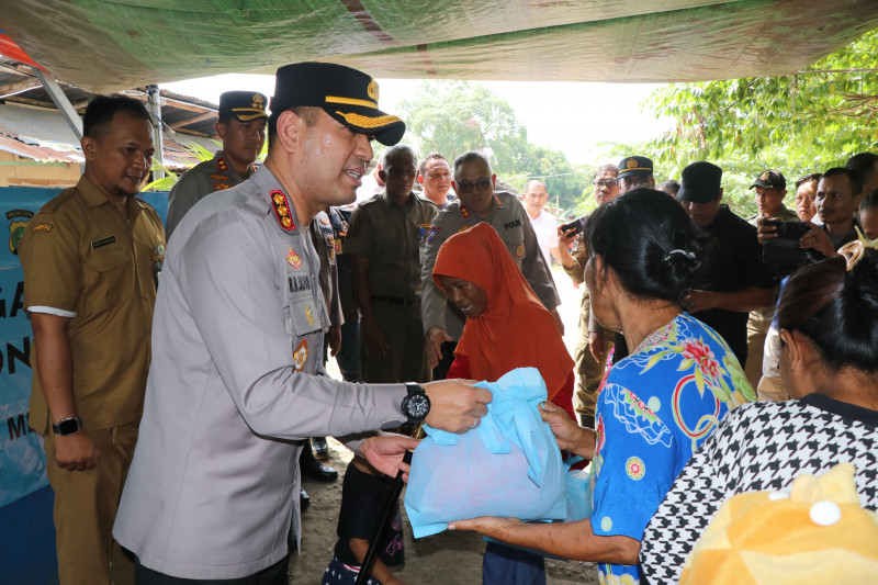 Kapolres Metro Tangerang Kota Turun Langsung ke Kampung Cacing, Dengarkan Keluhan Warga dan Bagikan Sembako