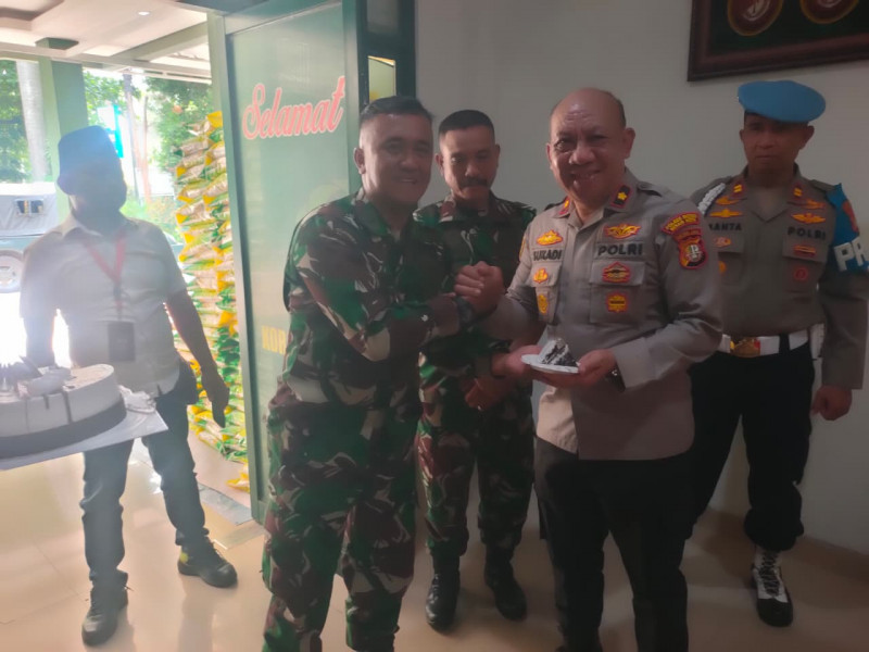 Kunjungan Kapolsek Bantar Gebang Beserta Staf Ke Koramil 05 Bantar Gebang Dalam Rangka HUT TNI Ke 80