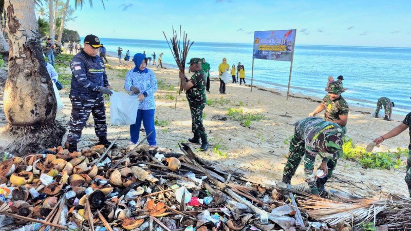 Sambut HUT Ke 80, TNI di Aru Lakukan Karya Bakti Bersih Pantai