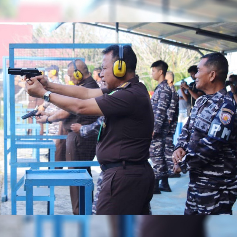 Sinergi Antara TNI Angkatan Laut dan Kejaksaan di Wilayah Nias Diperkuat Melalui Kegiatan Latihan Menembak