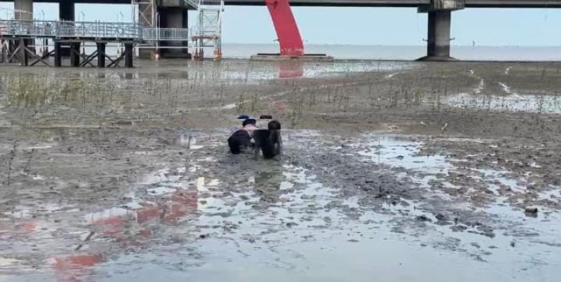 Respons Cepat Dit Polairud Polda Jatim Selamatkan Dua Anak Terjebak Lumpur di Wisata Kenjeran