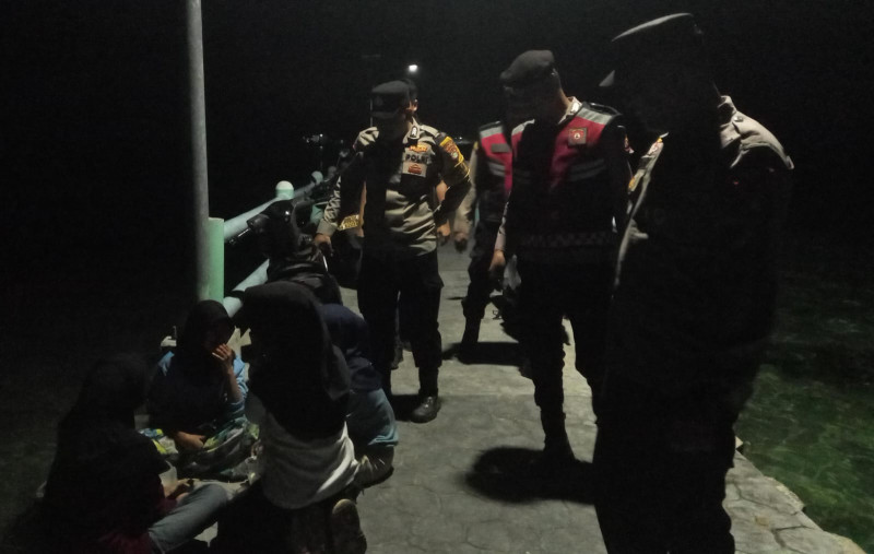 Patroli Malam Jakarta On The Spot, Polsek Kepulauan Seribu Selatan Ajak Warga Kenali Manfaat Layanan Polisi 110