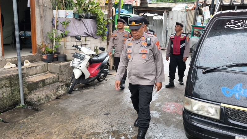 Patroli Jalan Kaki Polsek Pademangan, Perkuat Keamanan Lingkungan di Permukiman Warga