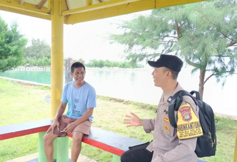 Bhabinkamtibmas Pulau Kelapa Perkuat Sinergitas Bersama Warga dalam Menjaga Kamtibmas dan Keamanan Wisata