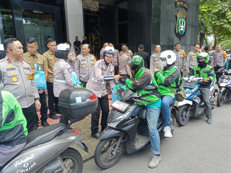 Gelar Jumat Peduli Polda Metro Jaya Salurkan 400 Paket Sembako Untuk Pengemudi Ojek Online