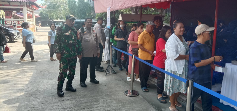 Polsek Metro Penjaringan Monitoring dan Amankan Bakti Sosial Pembagian 600 Paket Sembako di Wihara Satria Dharma