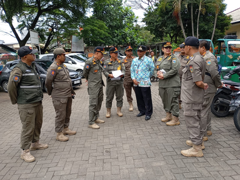 Satpol PP  Kecamatan Cilincing dan Lurah Kalibaru Tertibkan PKL, Jalan Pasar Baru Dikembalikan ke Fungsinya